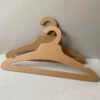 Adult clothing kraft paper hangers, hotel clothing FSC cardboard hangers, are made of recyclable recycled cardboard. The high-hardness material can bear a load of about 8KG.