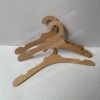 Children's clothing kraft cardboard hangers are made of Mengcai environmentally friendly, recyclable, degradable and high-hardness materials, customized and produced according to customer needs.