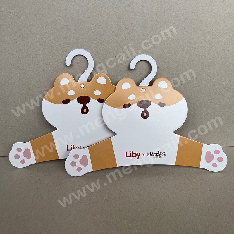 Recyclable cardboard hangers produced for the Liby brand. It is shaped like a dog and is made of environmentally friendly, renewable and degradable cardboard. The hook is rotatable and is used for terminal advertising display of clothing in supermarkets.