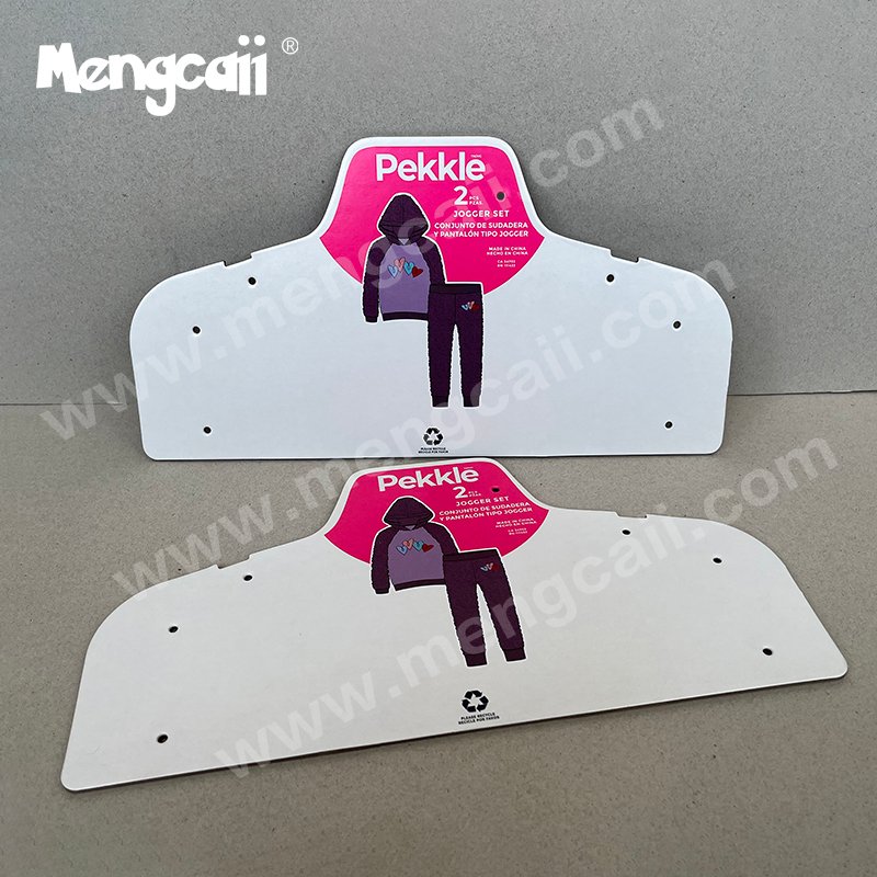 Recyclable cardboard children's clothing paper hangers customized by the Pekkle brand are used to display clothing in Costco supermarkets. The material is recyclable and biodegradable and is suitable for displaying children's clothing sizes.