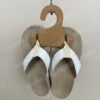 Flip-flop paper hooks made of FSC environmentally friendly and renewable kraft cardboard are recyclable and degradable, suitable for hanging all kinds of slippers without deformation