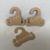 Flip-flop paper hooks made of FSC environmentally friendly and renewable kraft cardboard are recyclable and degradable, suitable for hanging all kinds of slippers without deformation