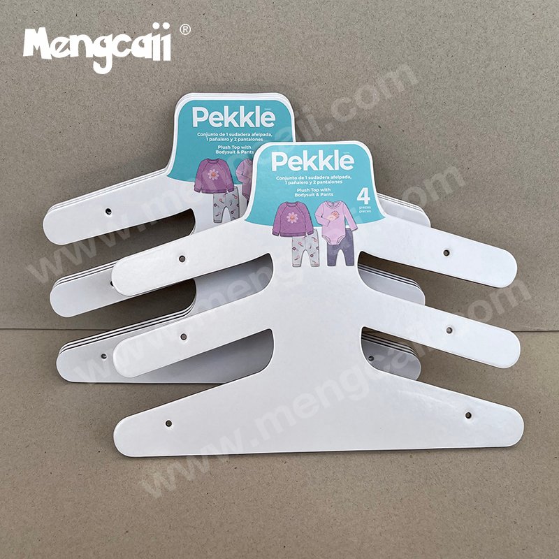 The three-layer children's clothing cardboard hanger commissioned by the PEKKLE brand is made of environmentally friendly and renewable cardboard and is displayed in the COSTCO shopping mall. The recyclable and eco-friendly material gives the brand its responsibility for environmental protection.
